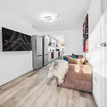 Cheap & Modern 5 Bedroom Whole House In By Altoluxo Short Lets & Serviced With Free Wifi And Parking דירה בריסטול
