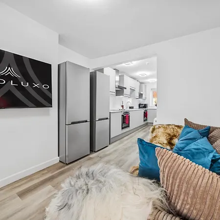 Cheap & Modern 5 Bedroom Whole House In By Altoluxo Short Lets & Serviced With Free Wifi And Parking * Bristol