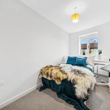 Cheap & Modern 5 Bedroom Whole House In By Altoluxo Short Lets & Serviced With Free Wifi And Parking * Bristol