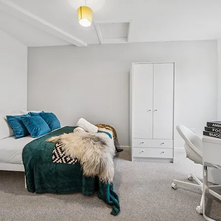 Cheap & Modern 5 Bedroom Whole House In By Altoluxo Short Lets & Serviced With Free Wifi And Parking Lägenhet