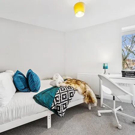 Cheap & Modern 5 Bedroom Whole House In By Altoluxo Short Lets & Serviced With Free Wifi And Parking Lägenhet