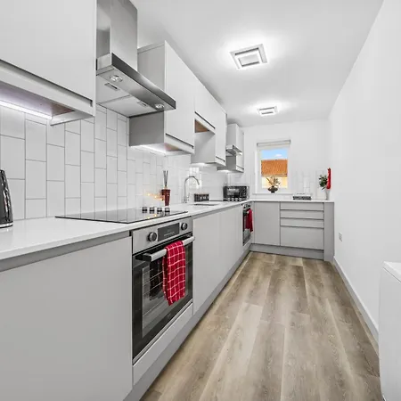 Cheap & Modern 5 Bedroom Whole House In By Altoluxo Short Lets & Serviced With Free Wifi And Parking *