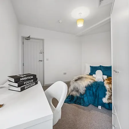 Cheap & Modern 5 Bedroom Whole House In By Altoluxo Short Lets & Serviced With Free Wifi And Parking Appartement *