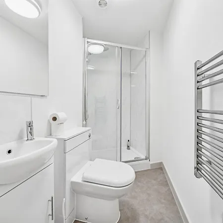 Cheap & Modern 5 Bedroom Whole House In By Altoluxo Short Lets & Serviced With Free Wifi And Parking Apartment Bristol