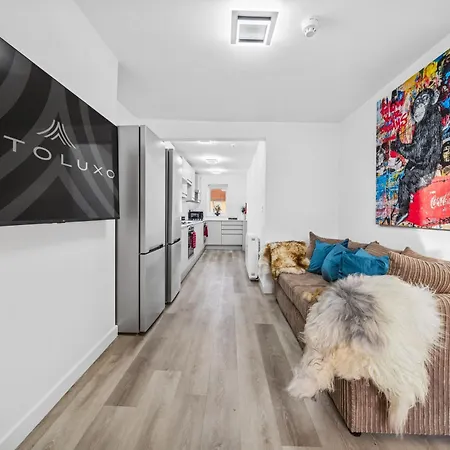Cheap & Modern 5 Bedroom Whole House In By Altoluxo Short Lets & Serviced With Free Wifi And Parking Bristol