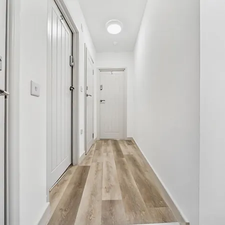 Cheap & Modern 5 Bedroom Whole House In By Altoluxo Short Lets & Serviced With Free Wifi And Parking *