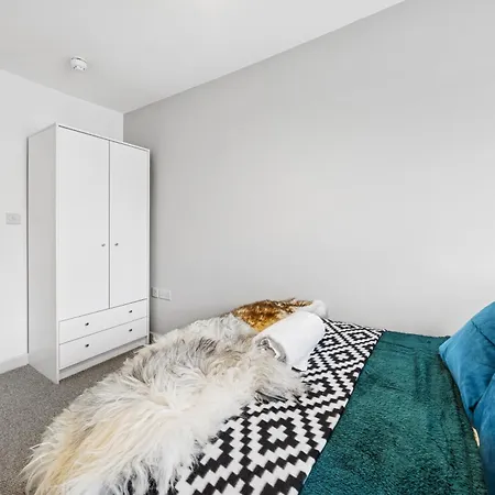 Cheap & Modern 5 Bedroom Whole House In By Altoluxo Short Lets & Serviced With Free Wifi And Parking Apartment *