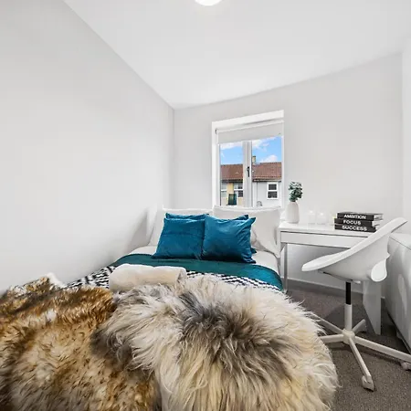 Cheap & Modern 5 Bedroom Whole House In By Altoluxo Short Lets & Serviced With Free Wifi And Parking Bristol