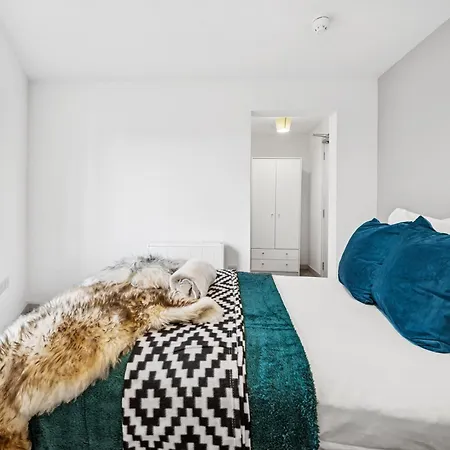 Cheap & Modern 5 Bedroom Whole House In By Altoluxo Short Lets & Serviced With Free Wifi And Parking *