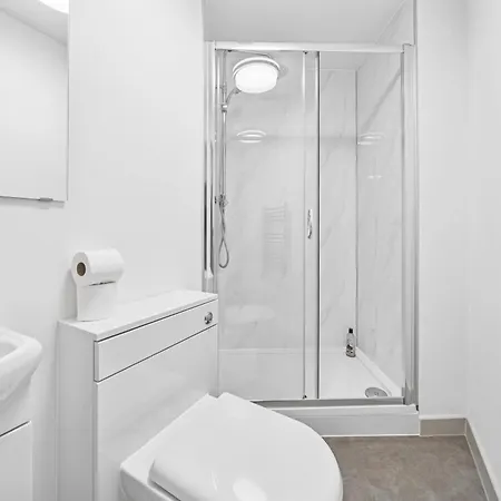 Cheap & Modern 5 Bedroom Whole House In By Altoluxo Short Lets & Serviced With Free Wifi And Parking *