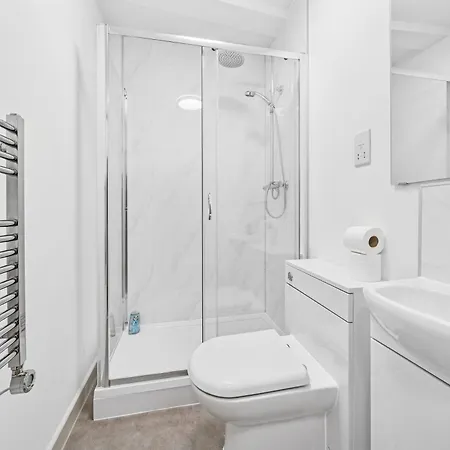 Apartment Cheap & Modern 5 Bedroom Whole House In By Altoluxo Short Lets & Serviced With Free Wifi And Parking