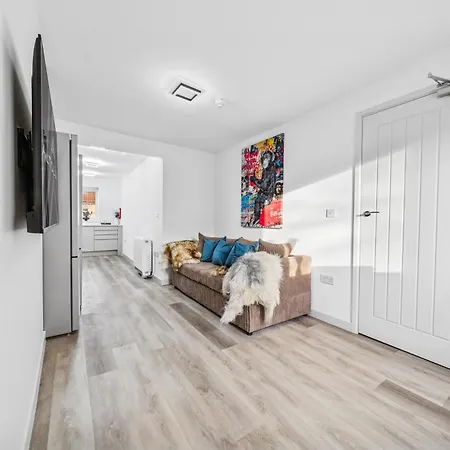 Cheap & Modern 5 Bedroom Whole House In By Altoluxo Short Lets & Serviced With Free Wifi And Parking Apartment