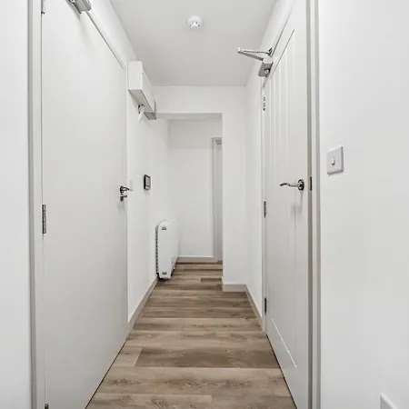 Apartment Cheap & Modern 5 Bedroom Whole House In By Altoluxo Short Lets & Serviced With Free Wifi And Parking Bristol