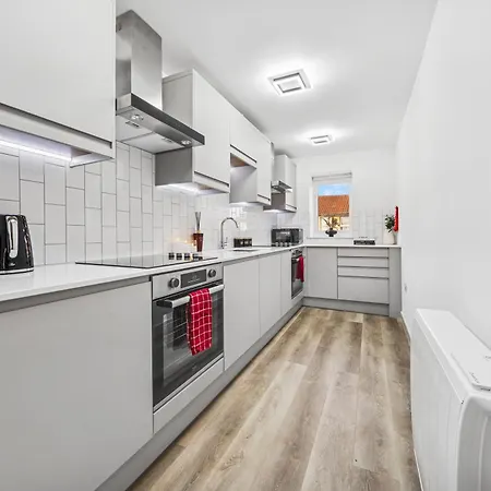 Cheap & Modern 5 Bedroom Whole House In By Altoluxo Short Lets & Serviced With Free Wifi And Parking *