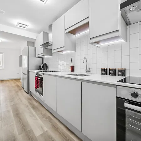 Cheap & Modern 5 Bedroom Whole House In By Altoluxo Short Lets & Serviced With Free Wifi And Parking *