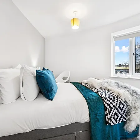 Cheap & Modern 5 Bedroom Whole House In By Altoluxo Short Lets & Serviced With Free Wifi And Parking Apartment Bristol