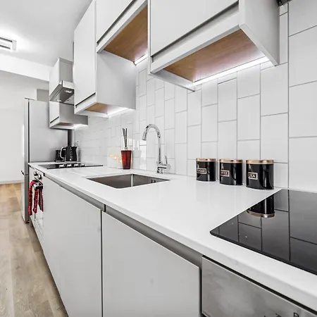 Apartment Cheap & Modern 5 Bedroom Whole House In By Altoluxo Short Lets & Serviced With Free Wifi And Parking *