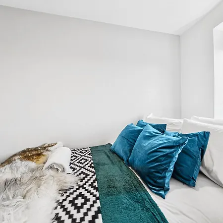 Apartment Cheap & Modern 5 Bedroom Whole House In By Altoluxo Short Lets & Serviced With Free Wifi And Parking *