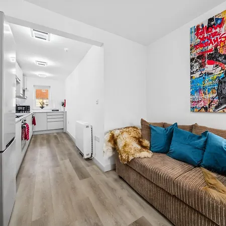 Cheap & Modern 5 Bedroom Whole House In By Altoluxo Short Lets & Serviced With Free Wifi And Parking * Bristol