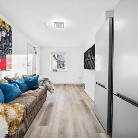 Cheap & Modern 5 Bedroom Whole House In By Altoluxo Short Lets & Serviced With Free Wifi And Parking Apartment Bristol