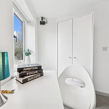 Cheap & Modern 5 Bedroom Whole House In By Altoluxo Short Lets & Serviced With Free Wifi And Parking