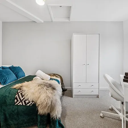 Cheap & Modern 5 Bedroom Whole House In By Altoluxo Short Lets & Serviced With Free Wifi And Parking * Bristol