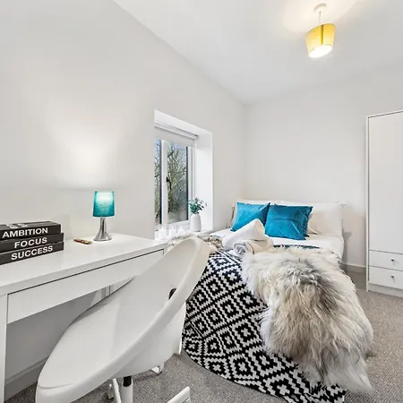 Cheap & Modern 5 Bedroom Whole House In By Altoluxo Short Lets & Serviced With Free Wifi And Parking Apartment Bristol