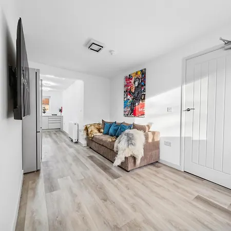 Apartment Cheap & Modern 5 Bedroom Whole House In By Altoluxo Short Lets & Serviced With Free Wifi And Parking Bristol