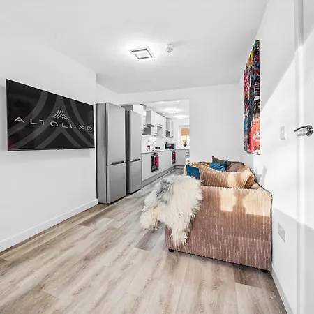 Cheap & Modern 5 Bedroom Whole House In By Altoluxo Short Lets & Serviced With Free Wifi And Parking Apartment Bristol