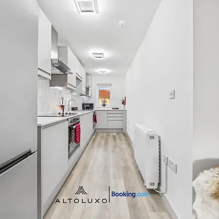 Cheap & Modern 5 Bedroom Whole House In By Altoluxo Short Lets & Serviced With Free Wifi And Parking Apartment *