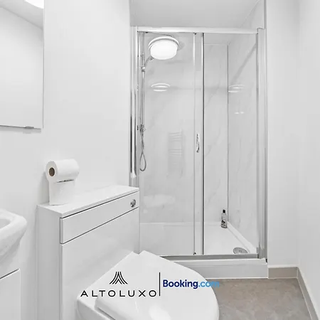 Apartment Cheap & Modern 5 Bedroom Whole House In By Altoluxo Short Lets & Serviced With Free Wifi And Parking Bristol