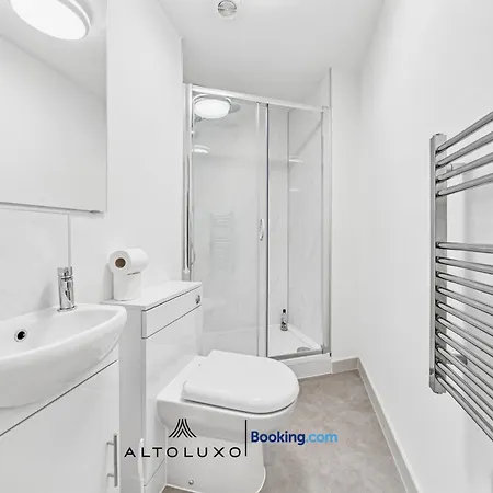 Apartment Cheap & Modern 5 Bedroom Whole House In By Altoluxo Short Lets & Serviced With Free Wifi And Parking *