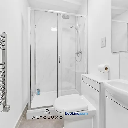 Cheap & Modern 5 Bedroom Whole House In By Altoluxo Short Lets & Serviced With Free Wifi And Parking Apartment Bristol