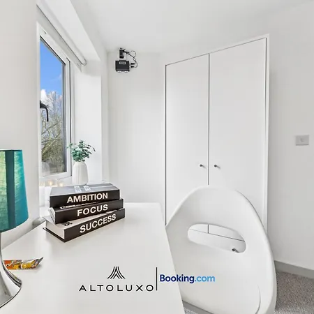 Cheap & Modern 5 Bedroom Whole House In By Altoluxo Short Lets & Serviced With Free Wifi And Parking * Bristol