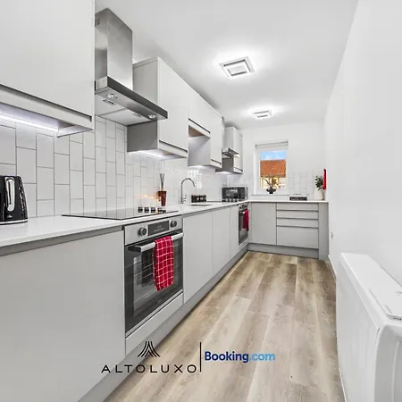 Cheap & Modern 5 Bedroom Whole House In By Altoluxo Short Lets & Serviced With Free Wifi And Parking Apartment *