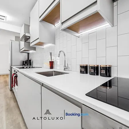 Apartment Cheap & Modern 5 Bedroom Whole House In By Altoluxo Short Lets & Serviced With Free Wifi And Parking *