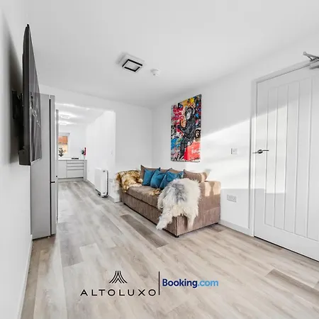 Cheap & Modern 5 Bedroom Whole House In By Altoluxo Short Lets & Serviced With Free Wifi And Parking *