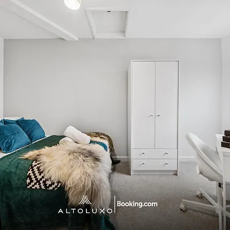 Cheap & Modern 5 Bedroom Whole House In By Altoluxo Short Lets & Serviced With Free Wifi And Parking * Bristol