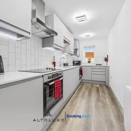 Cheap & Modern 5 Bedroom Whole House In By Altoluxo Short Lets & Serviced With Free Wifi And Parking Apartment