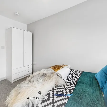 Apartment Cheap & Modern 5 Bedroom Whole House In By Altoluxo Short Lets & Serviced With Free Wifi And Parking *