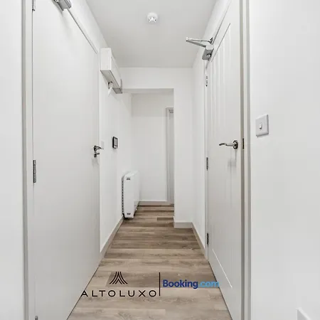 Apartment Cheap & Modern 5 Bedroom Whole House In By Altoluxo Short Lets & Serviced With Free Wifi And Parking Bristol