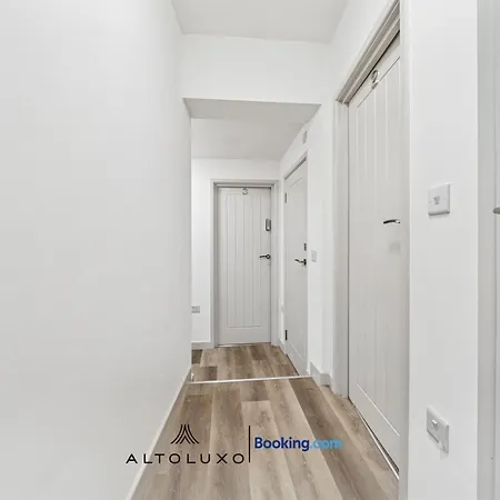 Cheap & Modern 5 Bedroom Whole House In By Altoluxo Short Lets & Serviced With Free Wifi And Parking Apartment *