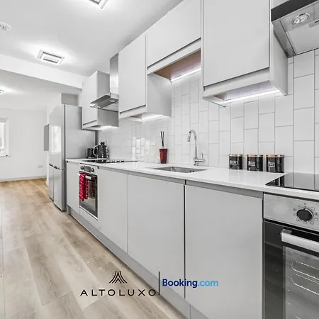 Cheap & Modern 5 Bedroom Whole House In By Altoluxo Short Lets & Serviced With Free Wifi And Parking * Bristol