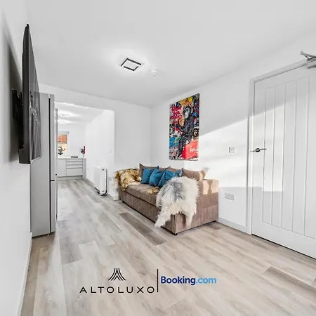 Apartment Cheap & Modern 5 Bedroom Whole House In By Altoluxo Short Lets & Serviced With Free Wifi And Parking *