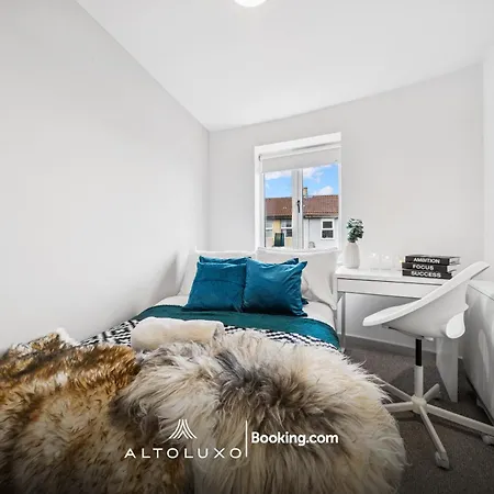 Cheap & Modern 5 Bedroom Whole House In By Altoluxo Short Lets & Serviced With Free Wifi And Parking Apartment Bristol