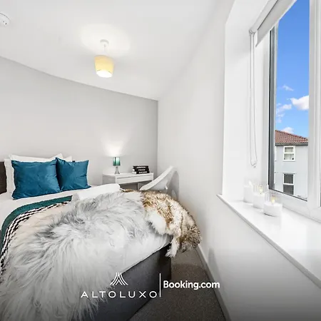 Cheap & Modern 5 Bedroom Whole House In By Altoluxo Short Lets & Serviced With Free Wifi And Parking *