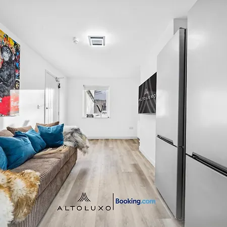 Cheap & Modern 5 Bedroom Whole House In By Altoluxo Short Lets & Serviced With Free Wifi And Parking Apartment Bristol