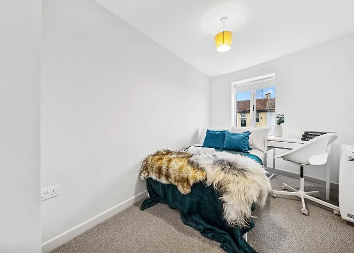 Cheap & Modern 5 Bedroom Whole House In By Altoluxo Short Lets & Serviced With Free Wifi And Parking * Bristol