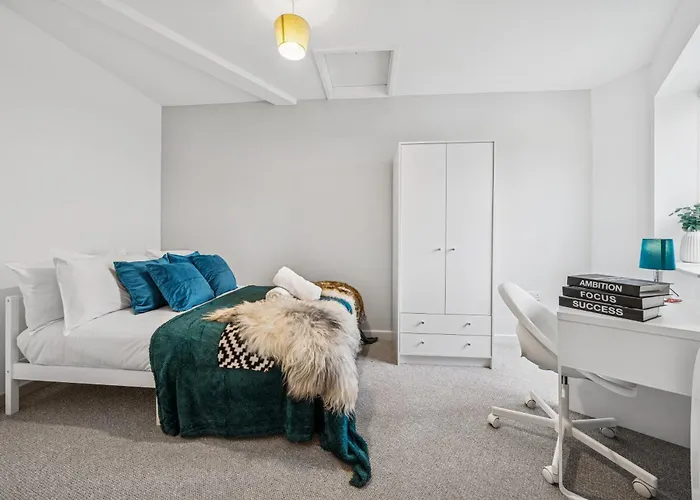 Cheap & Modern 5 Bedroom Whole House In By Altoluxo Short Lets & Serviced With Free Wifi And Parking Lägenhet