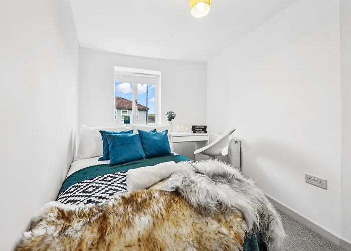 Cheap & Modern 5 Bedroom Whole House In By Altoluxo Short Lets & Serviced With Free Wifi And Parking Lägenhet *